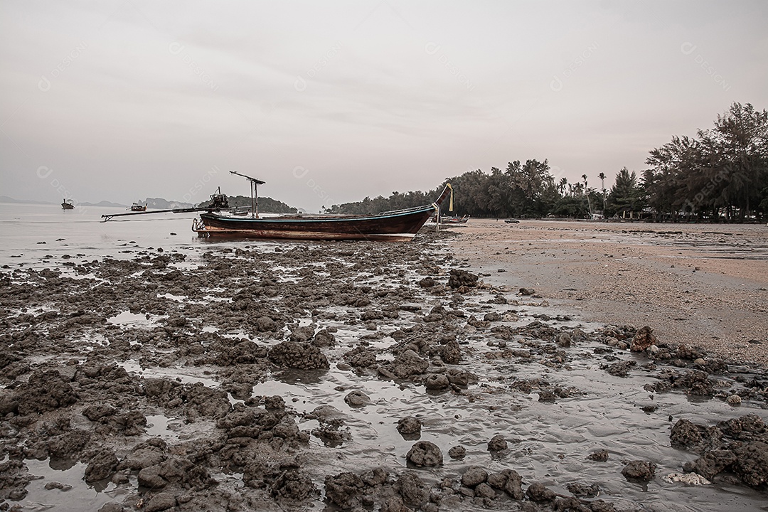 pequeno barco de pesca na praia à noite
