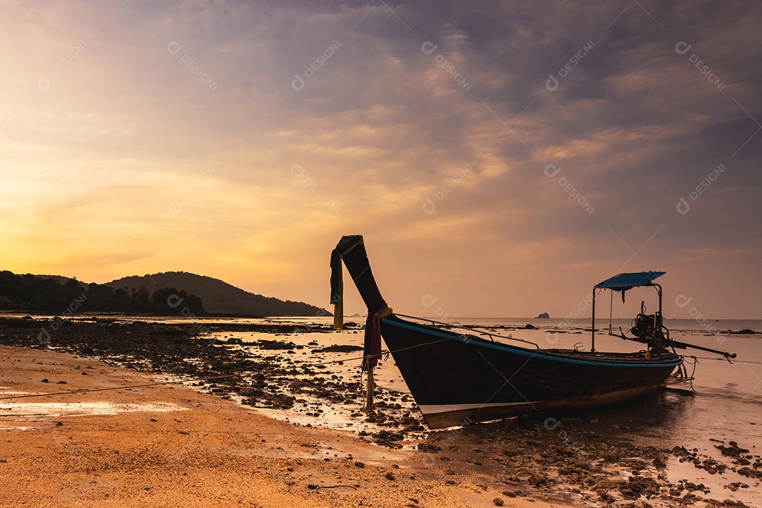 pequeno barco de pesca na praia à noite