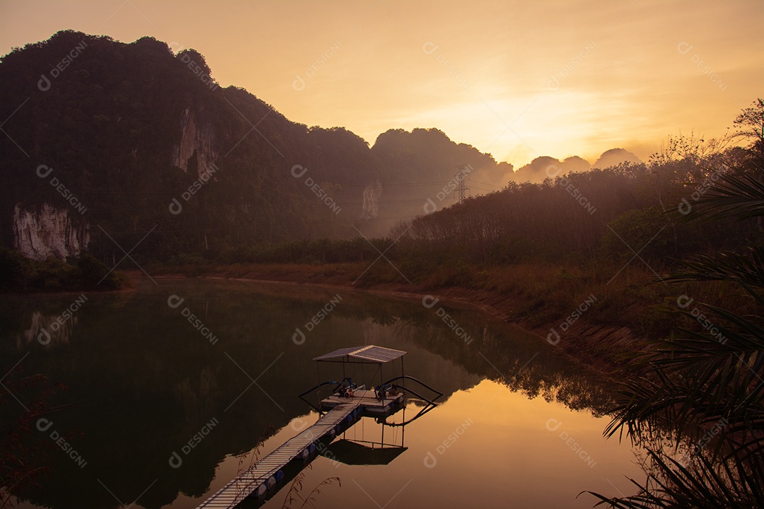 paisagem de montanha na hora do crepúsculo, Krabi Tailândia