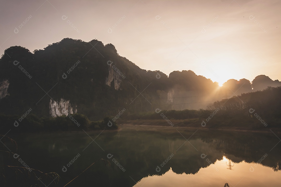paisagem de montanha na hora do crepúsculo, Krabi Tailândia