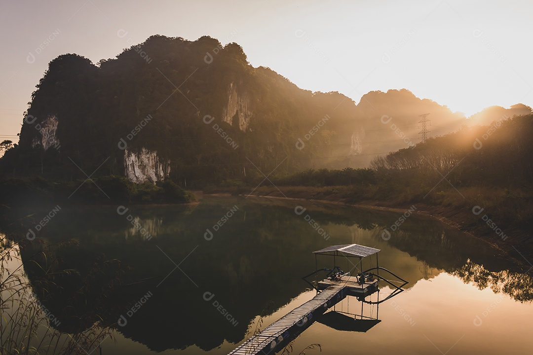 paisagem de montanha na hora do crepúsculo, Krabi Tailândia
