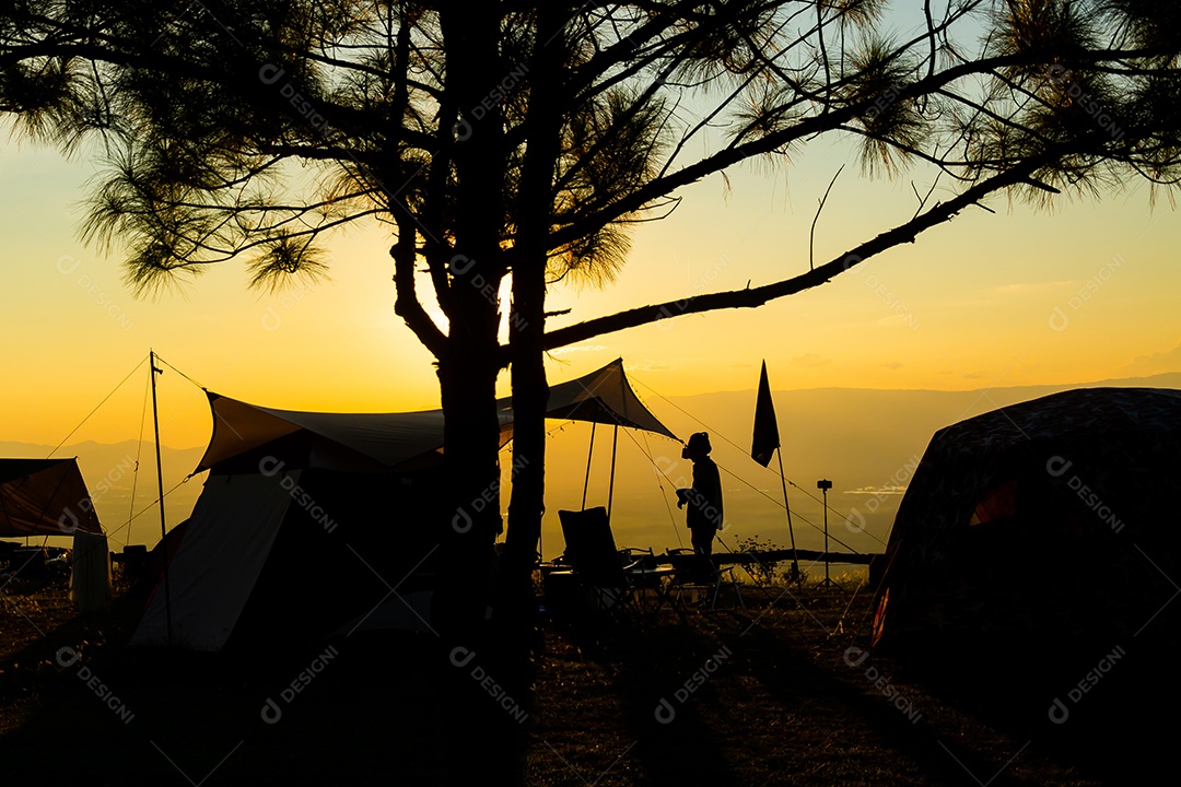 atmosfera de acampamento durante o pôr do sol, Tailândia