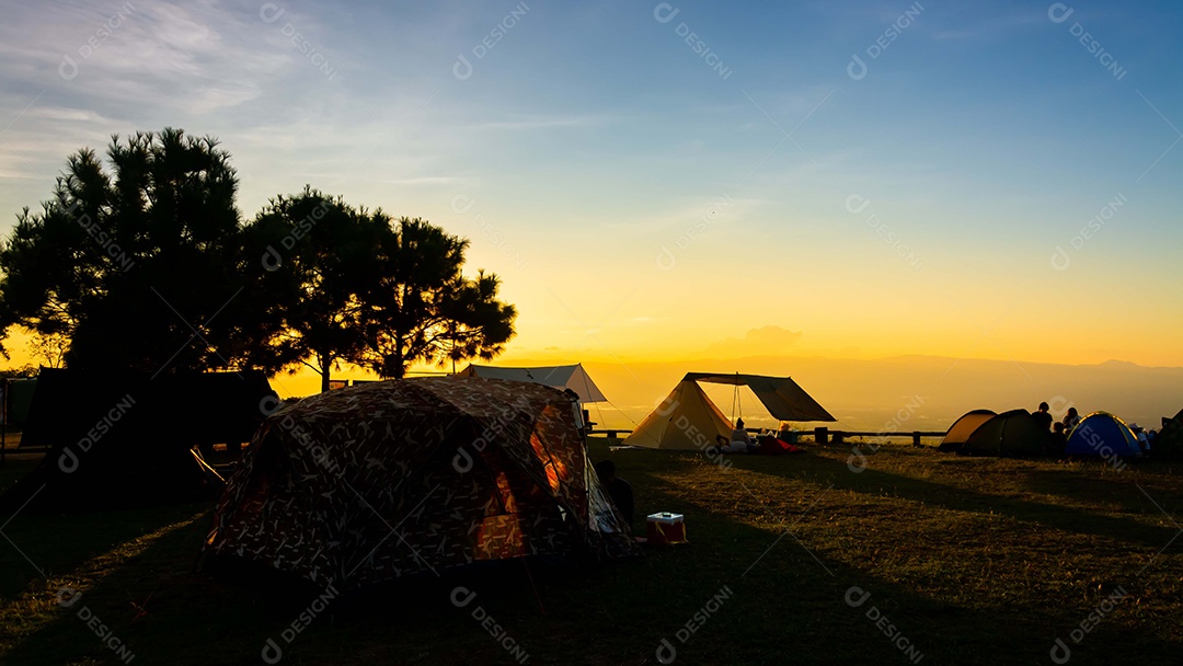 atmosfera de acampamento durante o pôr do sol, Tailândia