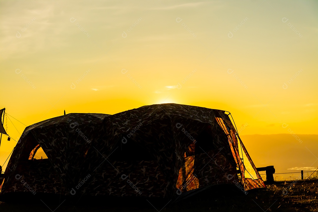 atmosfera de acampamento durante o pôr do sol, Tailândia