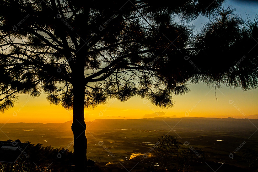 atmosfera de acampamento durante o pôr do sol, Tailândia