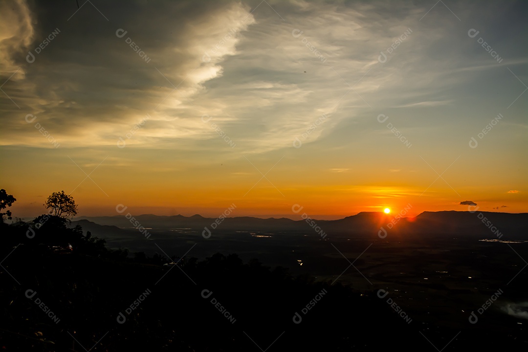Paisagem pôr do sol sobre uma montanhas penhasco