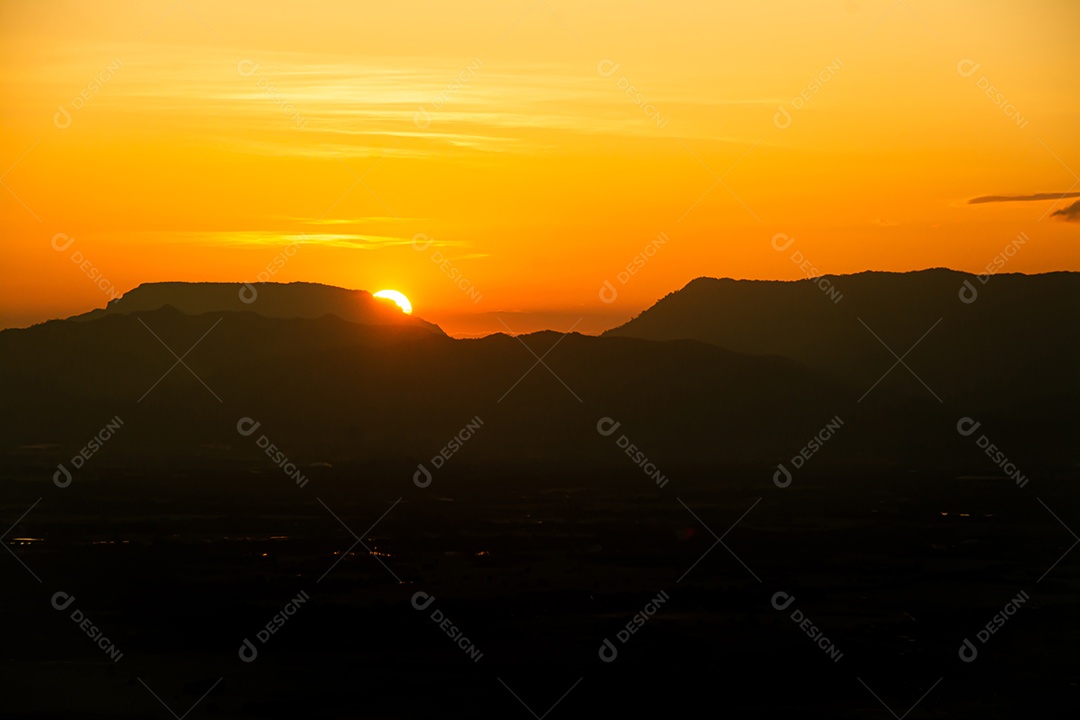 sol estava se pondo na beira do cume da Montanha. pôr do sol