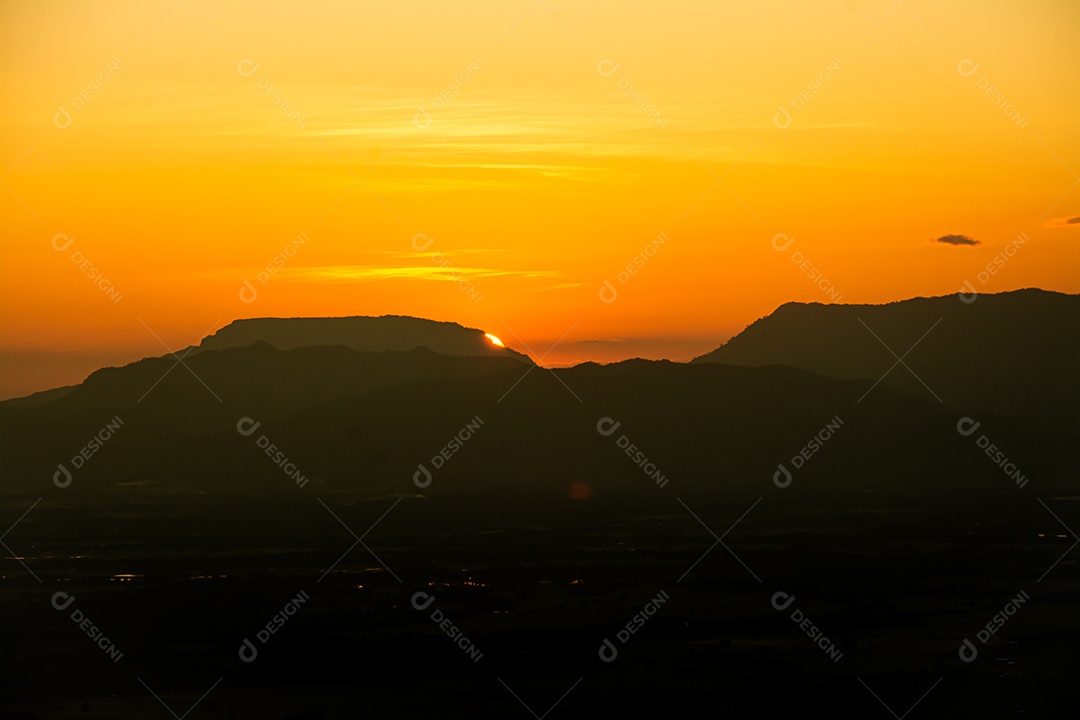 sol estava se pondo na beira do cume da Montanha. pôr do sol