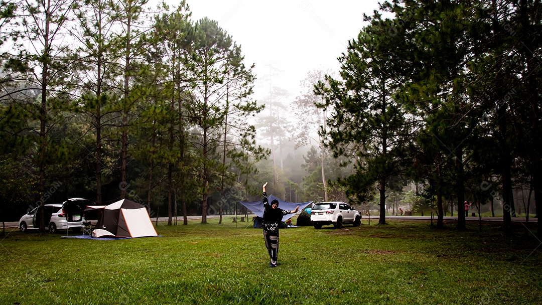 Pessoa curtindo ferias acampando acampamento