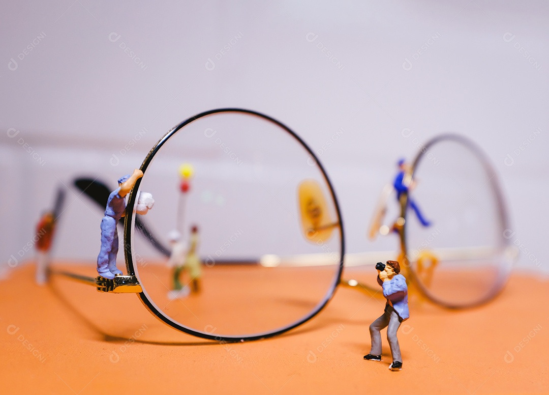 Miniatura de homens em óculos