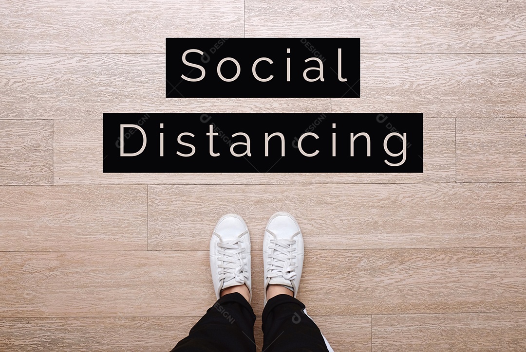 Selfie de pés em tênis da moda no fundo do piso de madeira