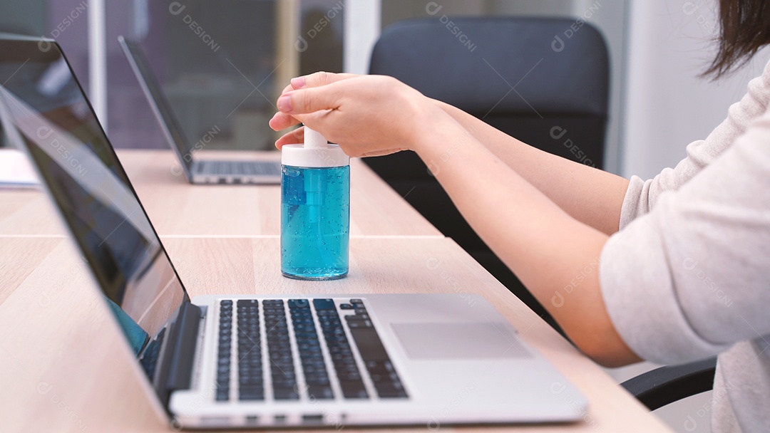 Jovem mulher asiática trabalhando com computador portátil e usando mão