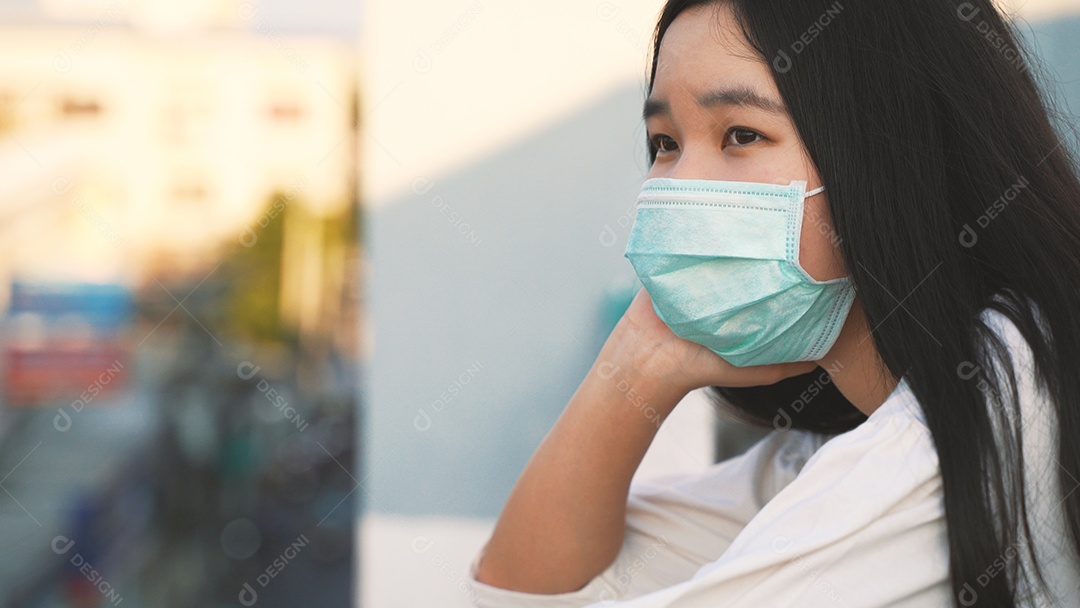 Mulher jovem asiática da geração do milênio em pé na sensação do telhado