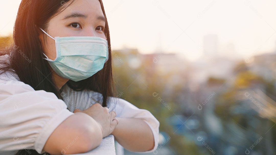 Mulher jovem asiática da geração do milênio em pé na sensação do telhado