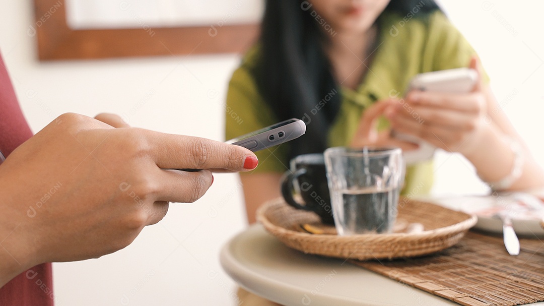 Jovens dois amigos milenares asiáticos ocupados e viciados