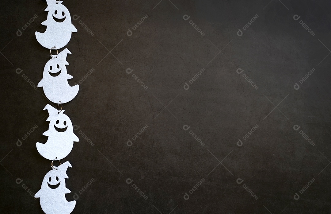 Vista superior da decoração fantasma branca no fundo de pedra escura