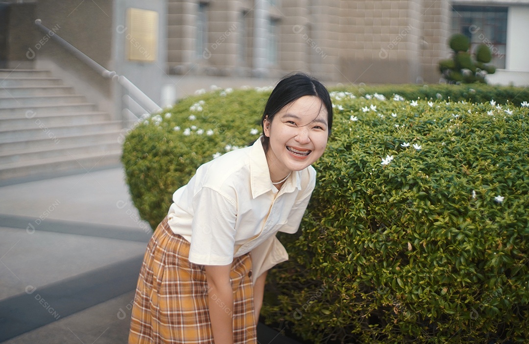 Feliz jovem asiática milenar sorrindo com aparelho no casual