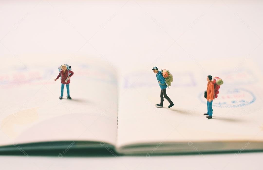Figuras de pessoas em miniatura com mochila andando e de pé