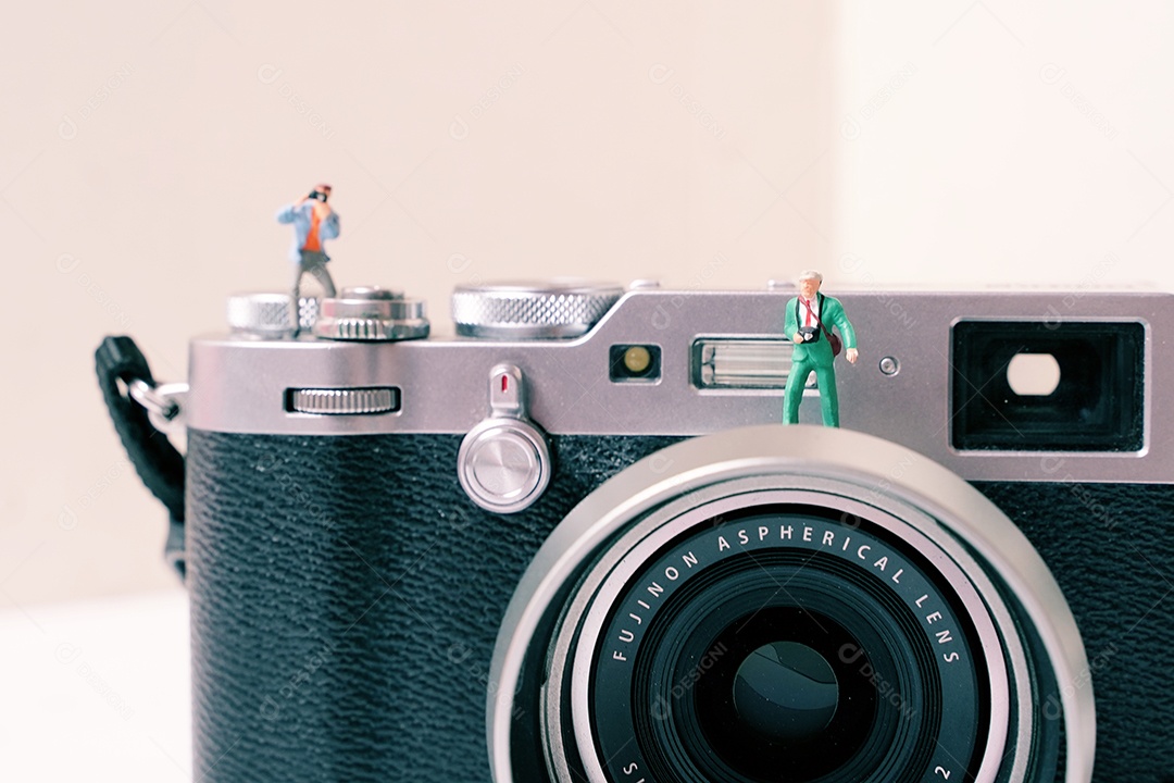 Figuras diminutas do fotógrafo do grupo de pessoas com câmera