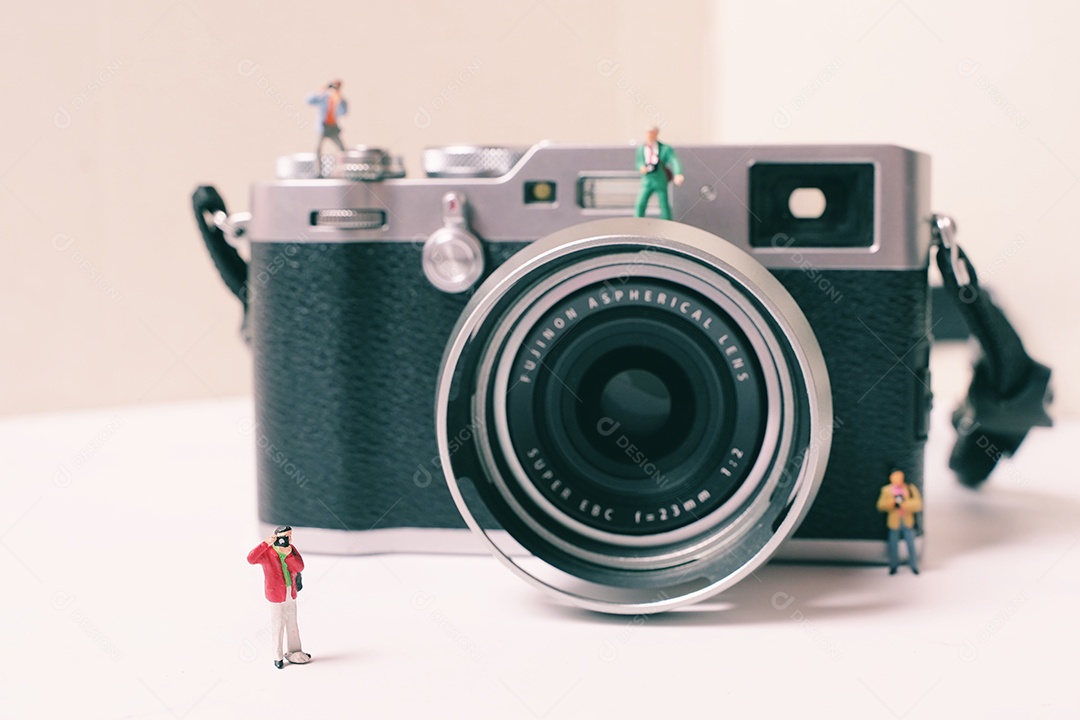Figuras diminutas do fotógrafo do grupo de pessoas com câmera