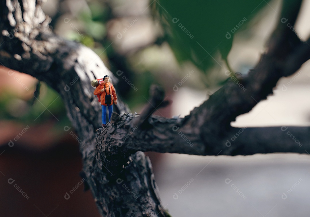 Figuras de pessoas em miniatura com mochila andando e de pé