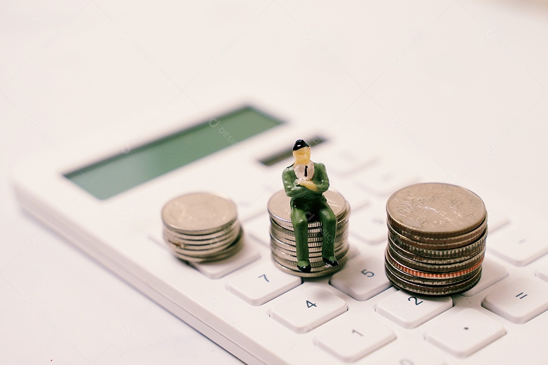 Empresários em miniatura figuram sentados na pilha de moedas