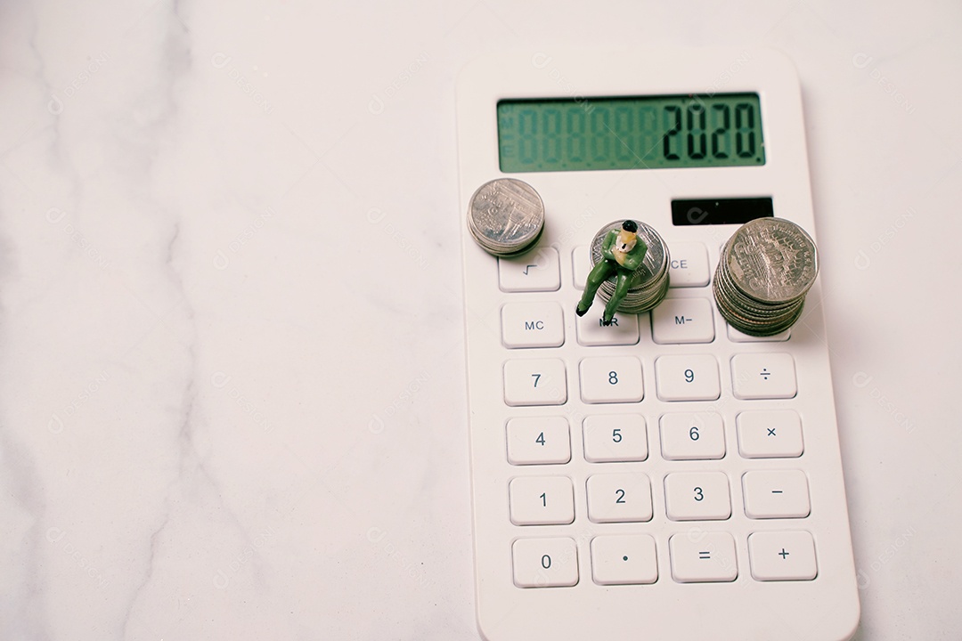 Empresários em miniatura figuram sentados na pilha de moedas