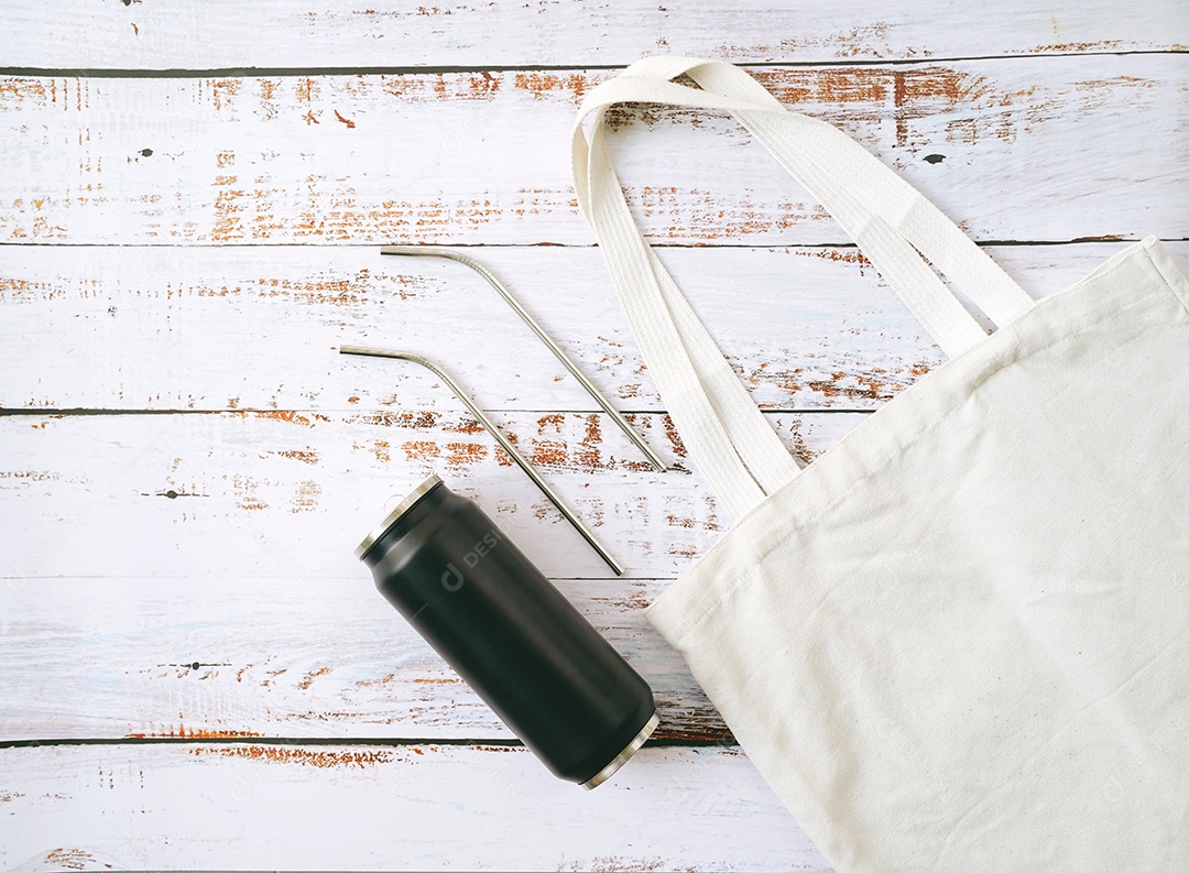 Conceito ecológico, vista superior da sacola branca com viagens