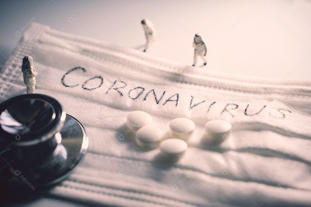 Médicos de pessoas em miniatura com prevenção de traje de proteção