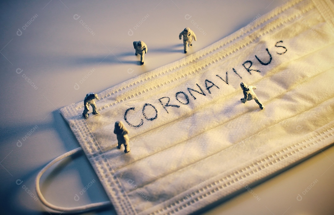 Médicos de pessoas em miniatura com prevenção de traje de proteção