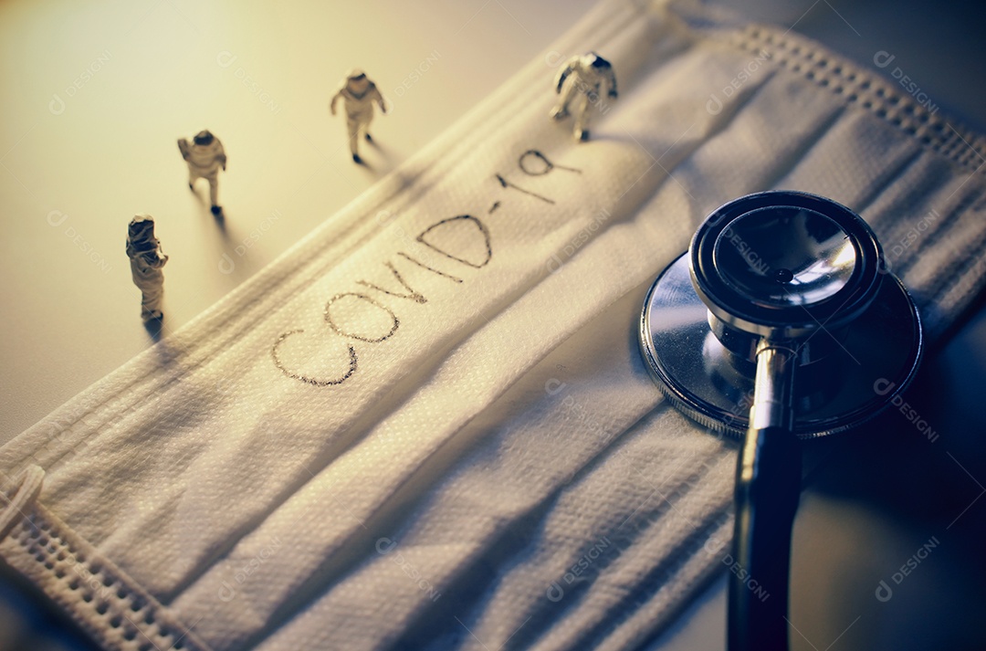 Médicos de pessoas em miniatura com prevenção de traje de proteção