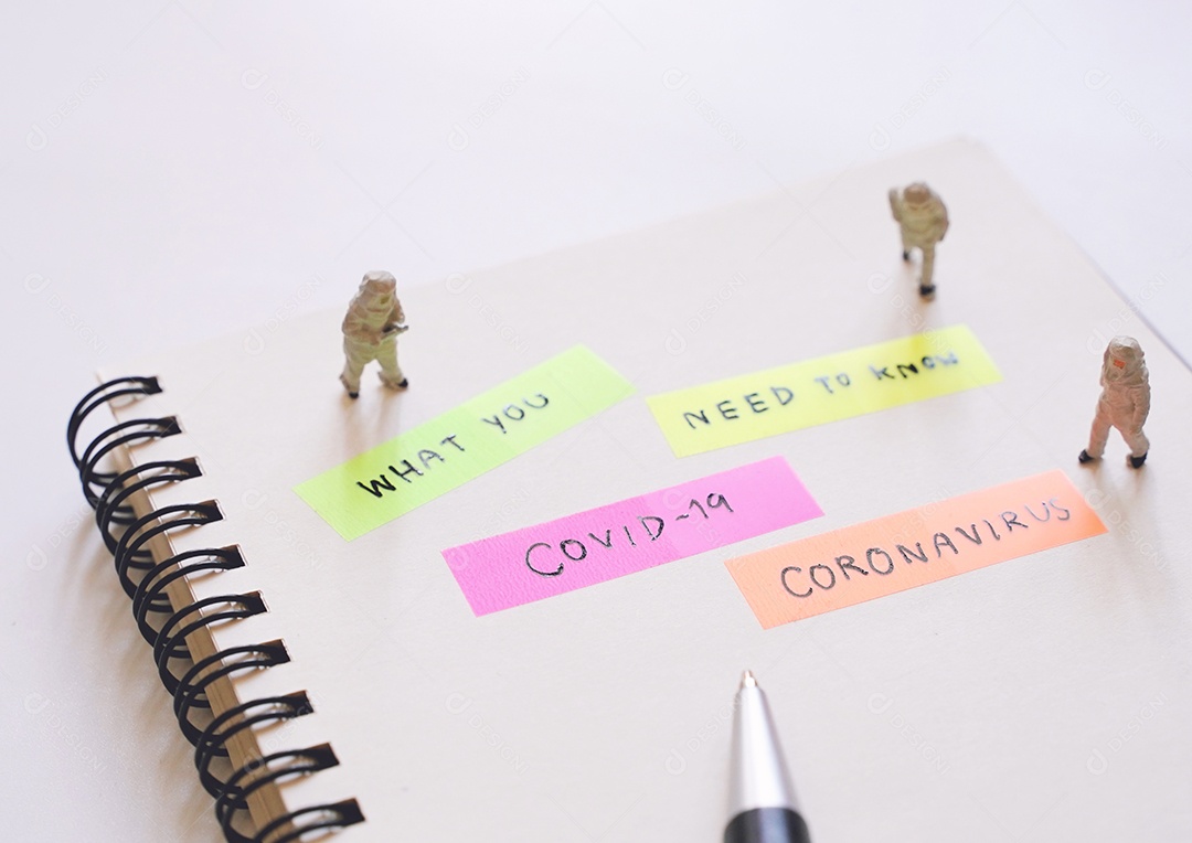 Médicos de pessoas em miniatura com prevenção de traje de proteção