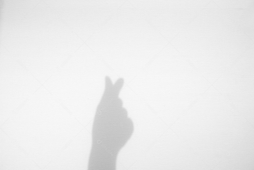 A mão realista faz como uma forma de amor símbolo em mini sombra de coração