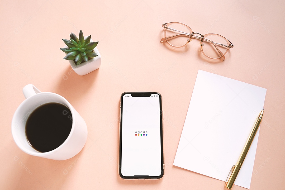 Postura plana de mesa de trabalho e Apple iPhone XS com aplicativo Paypal na tela.