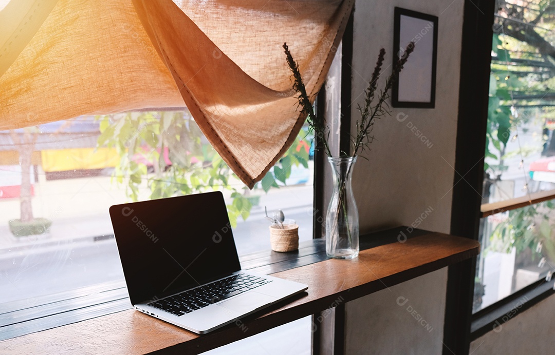 Trabalhe em casa conceito, laptop de computador na mesa de madeira decorar