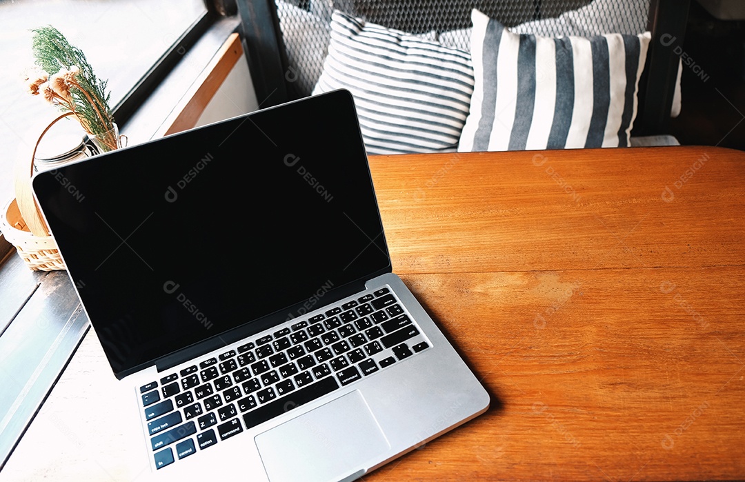 Trabalhe a partir do conceito de casa, laptop de computador na mesa de madeira em aconchegante
