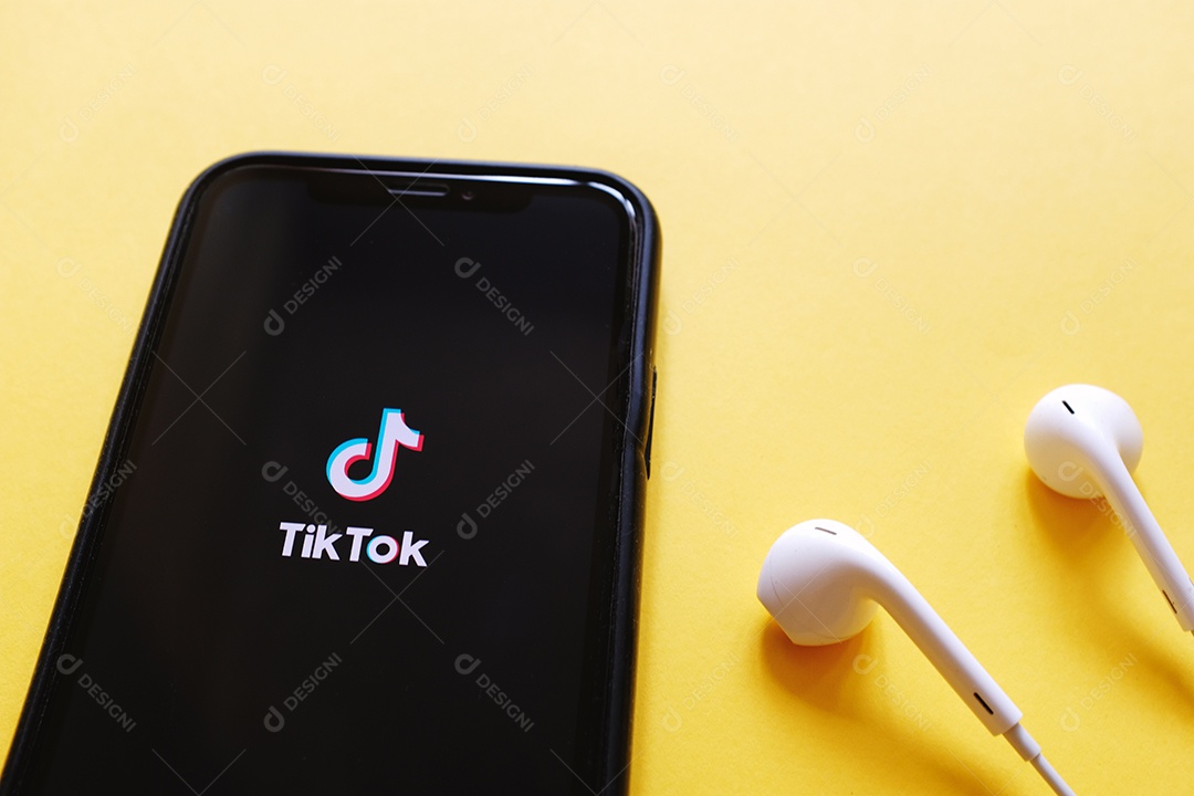 IPhone XS mostrando o aplicativo Tik Tok na tela com fones de ouvido, Tik Tok