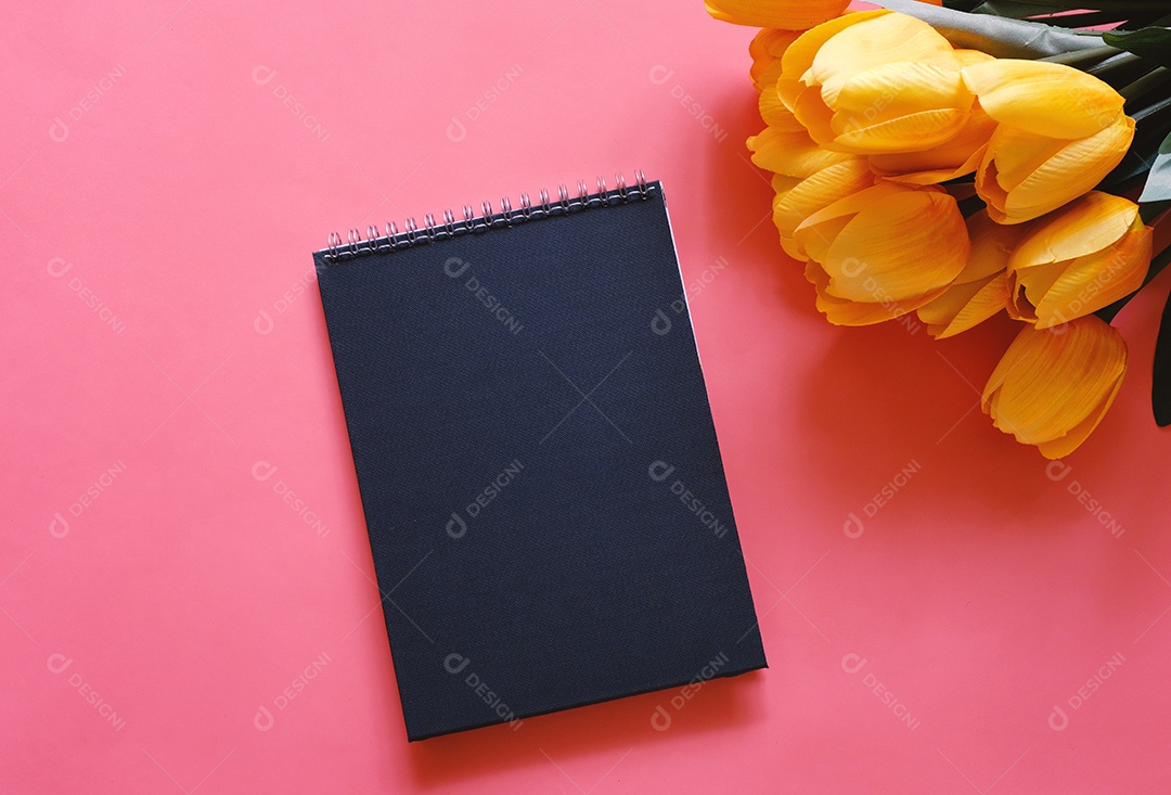 Blocos de nota e decoração de flores