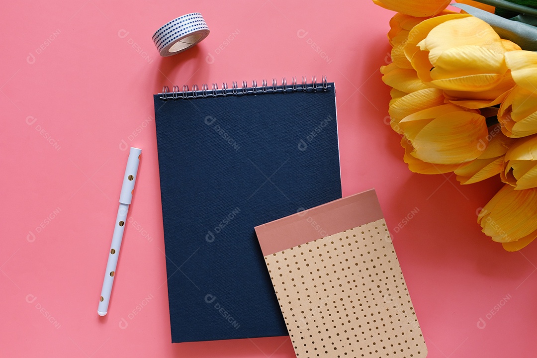 Blocos de nota e decoração de flores