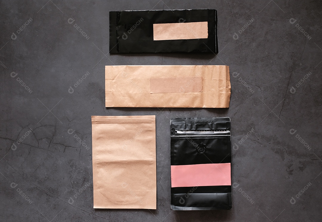 Vários sacos de grãos de café em branco simulam marcas em pedra escura