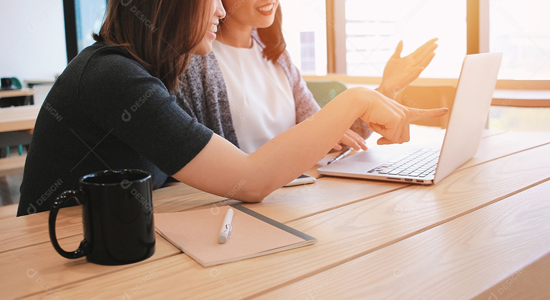 Jovens empresárias asiáticas milenares discutindo sobre trabalho e você