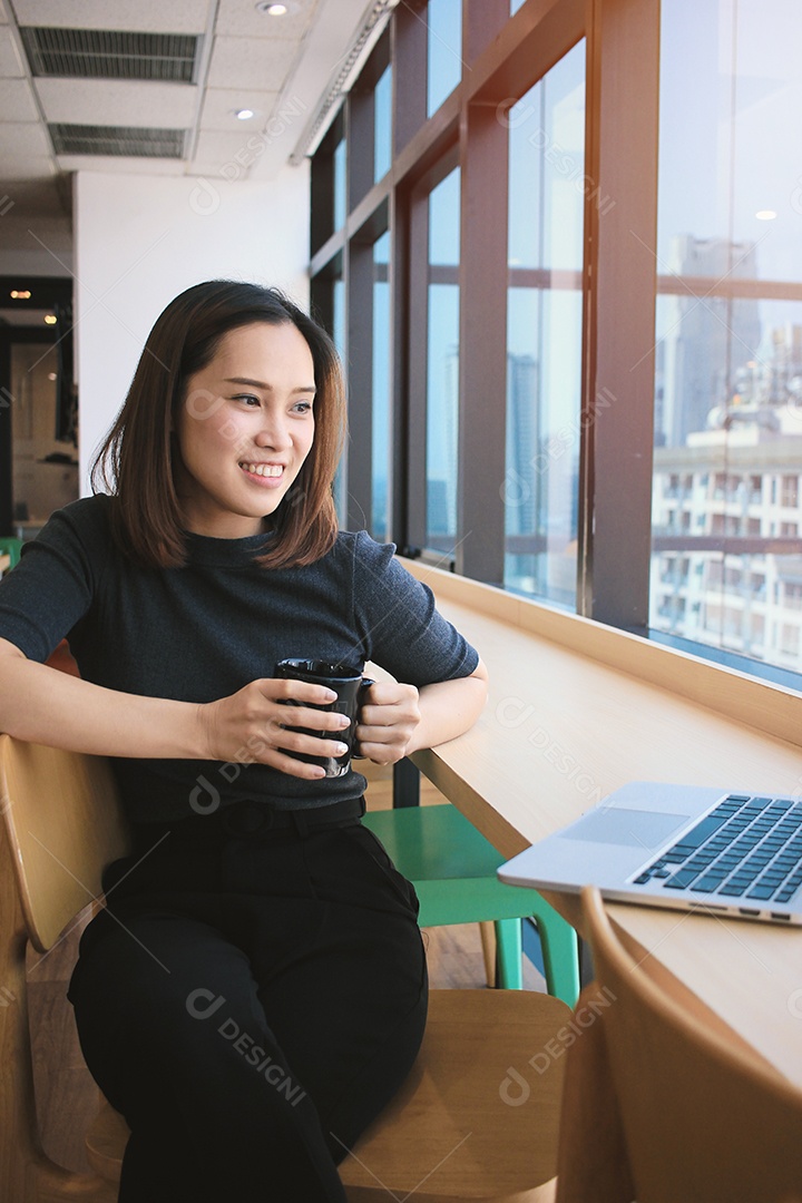 Jovem linda blogueira asiática sorridente ou vestido de influenciador