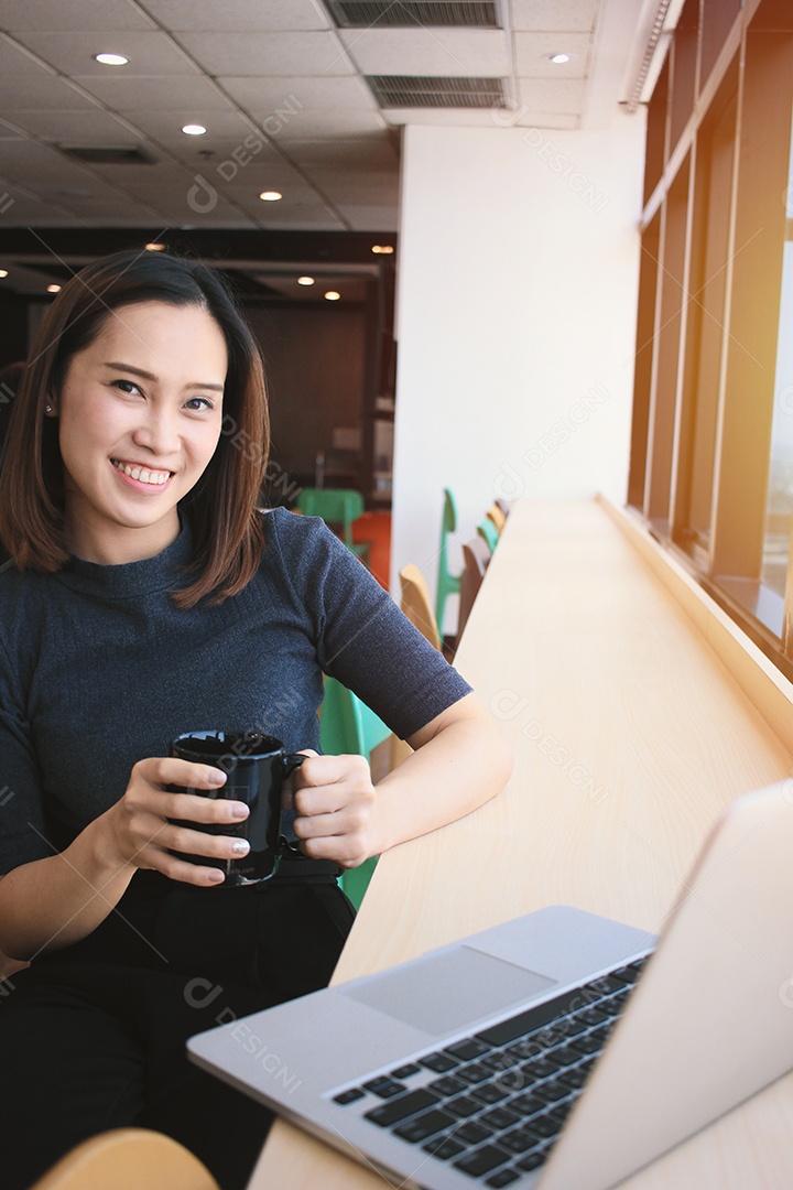 Jovem linda blogueira asiática sorridente ou vestido de influenciador