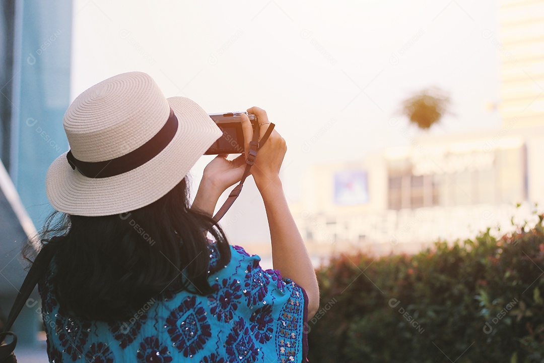 Jovem asiática milenar em roupas casuais tirando fotos