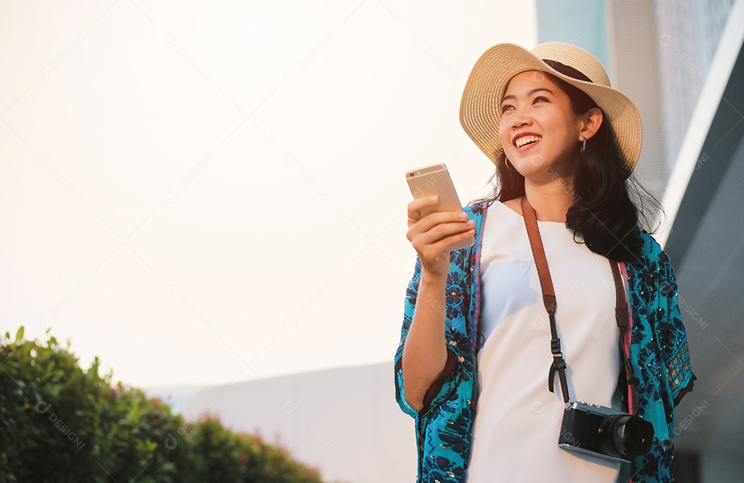 Jovem asiática feliz do milênio em roupas casuais