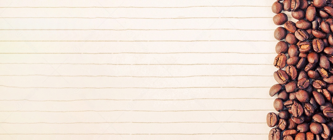 Vista superior dos grãos de café no fundo de papel forrado e copie o espaço