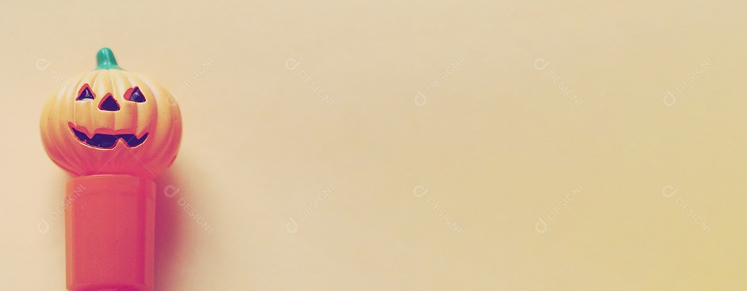 Feliz dia das bruxas com abóbora jack o lanterna em fundo amarelo