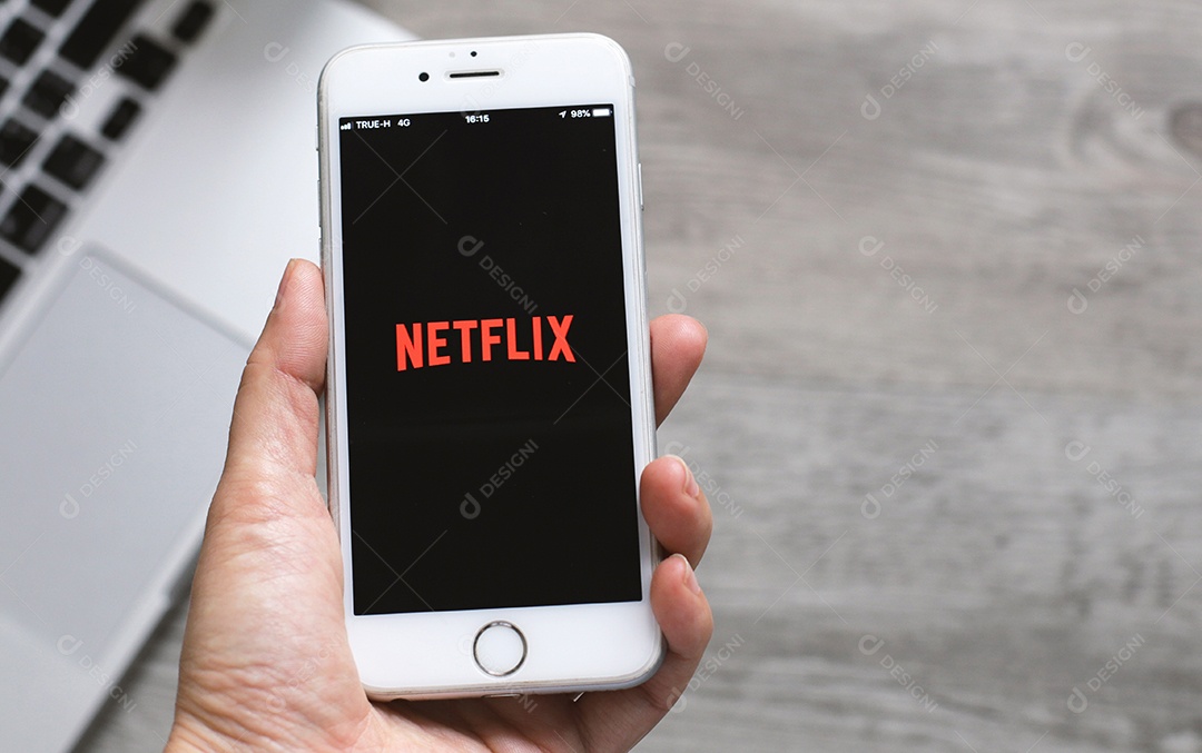 Assistindo o aplicativo Netflix na tela do smartphone iPhone durante a estadia em casa.