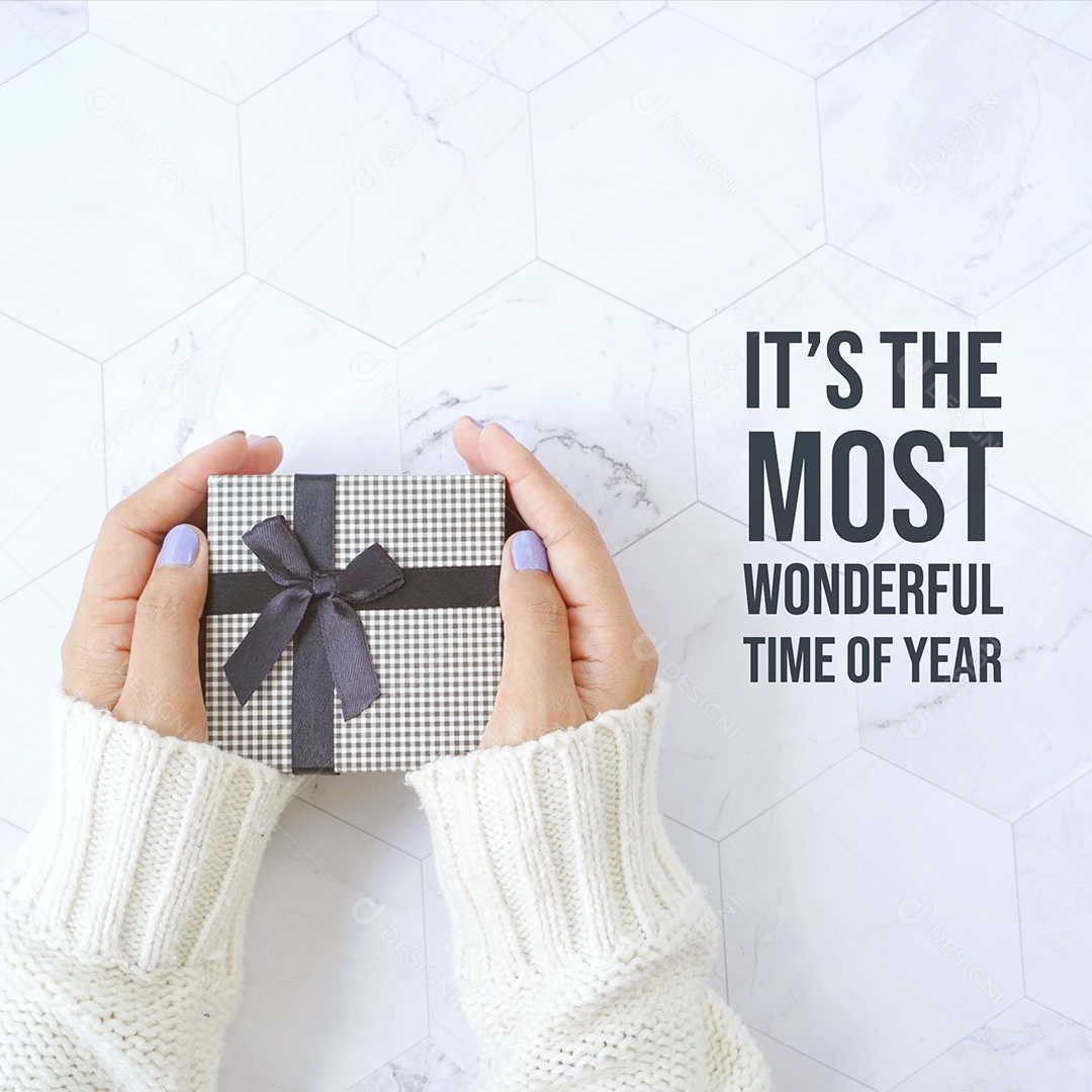 Vista superior da mão segurando a caixa de presente com motivação inspiradora