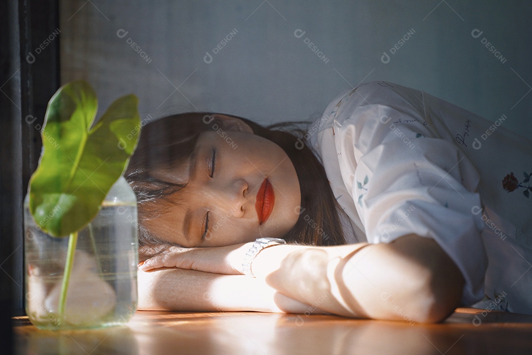 Mulher asiática atraente deitada na mesa